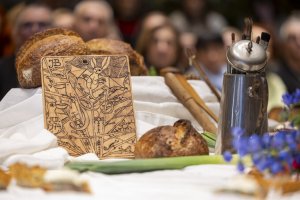 St&oacute;ł przygotowany przez profesor Annę Kr&oacute;likiewicz, bezpośrednio nawiązujący do tw&oacute;rczości jubilata (fot. Piotr Wittman // gdansk.pl)