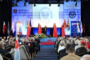 Uroczystość wręczenia odznak honorowych w Sali Koncertowej Portu Gdynia w ramach gdyńskich obchodów 45. rocznicy zakończenia strajków i podpisania porozumień sierpniowych (fot. Michał Puszczewicz)