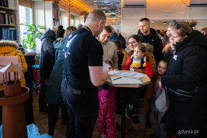 Gra miejska oparta na spektaklu &bdquo;Majka z Kajtkiem jadą trajtkiem&rdquo; (fot. Kamil Złoch)