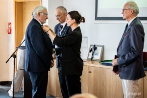 Jubileusz 90-lecia Izby Bawełny w Gdyni – odznaczenia wręcza wojewoda pomorska Beata Rutkiewicz (fot. Kamil Złoch)