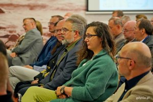 Uczestnicy konferencji na temat materiał&oacute;w niebezpiecznych w Bałtyku zgromadzeni na sali 