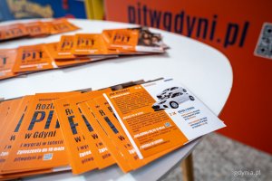 Stoisko informacyjne loterii &bdquo;Rozlicz PIT w Gdyni&rdquo; w Centrum Handlowym Batory (fot. Kamil Złoch)