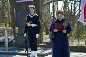 Alina Baaske – pełnomocniczka wojewody pomorskiej ds. integracji środowisk kombatanckich i koordynacji ich działań przemawiająca podczas uroczystości z okazji Dnia Pamięci Ofiar Zbrodni Katyńskiej 