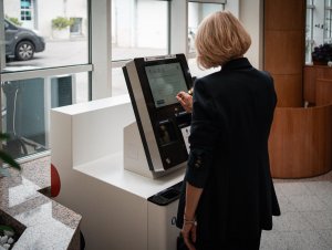 Aleksandra Mendryk, Skarbnik Miasta Gdyni prezentuje zasadę działania opłatomatu. Fot. Zygmunt Gołąb 