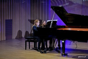 Uczniowie Szkoły Muzycznej I i II stopnia im. Z. Noskowskiego w Gdyni występujący podczas koncertu &bdquo;Muzyczny portret Gdyni&rdquo; 