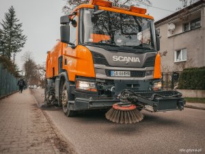 pojazd czyści jezdnie za pomocą szczotek