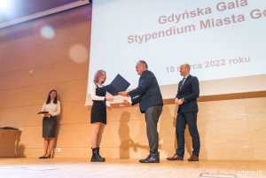 Gala rozdania Stypendiów Miasta Gdyni - wręczenie dyplomu uczennicy przez prezydenta i wiceprezydenta// fot. Kamil Złoch