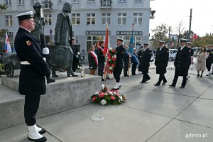 Przedstawiciele Marynarki Wojennej RP składający kwiaty przed pomnikiem Gdynian Wysiedlonych // fot. Magdalena Czernek