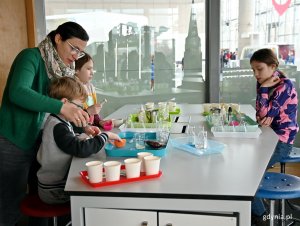 Uczestnicy warsztatów w Centrum Nauki Experyment podczas wykonywania jednego z zadań 