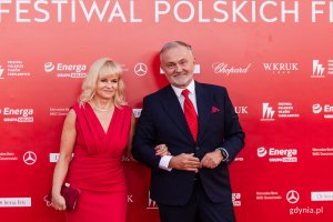 Prezydent Gdyni Wojciech Szczurek z małżonką na czerwonym dywanie