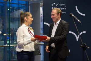 Joanna Pawłowska - Mateja (Park Cafe) odbiera statuetkę lidera w kategorii Osobowość od ubiegłorocznego laureata - Tomasza Koszlaka (Web24)