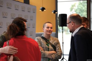 Rozmowy w kuluarach:  Mariusz Bzdęga, dyrektor zarządzający ds. kultury i aktywności mieszkańc&oacute;w, Maja Wagner, naczelnik Wydziału Kultury i  Dominik Aziewicz, radny Gdyni i przewodniczący kultury Rady Miasta Gdyni
