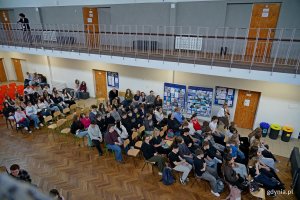 Młodzież uczestnicząca w kongresie &bdquo;Zdrowe Głowy&rdquo; zgromadzona na holu ZSSO w Gdyni 