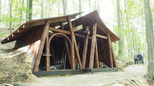 Domek drwala na Szlaku wśród korzeni  w Leśnym Ogródzie Botanicznym „Marszewo” // fot.Witold Ciechanowicz