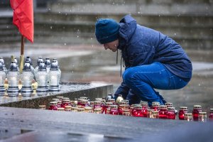 Jeden z uczestników uroczystości ku czci ofiar strzelaniny na praskim uniwersytecie, która odbyła się na placu im. prof. Andrzeja Ceynowy na kampusie Uniwersytetu Gdańskiego, składający znicz