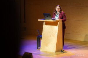 Przemawia Aleksandra Kosiorek, prezydent Gdyni. Ósma edycja konferencji Gdynia Kreatywna w PPNT Gdynia (fot. Kamil Złoch)