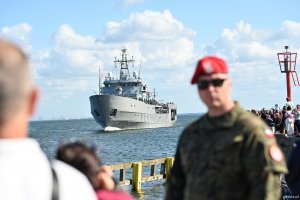 Wojskowy i ludzie obserwujący paradę