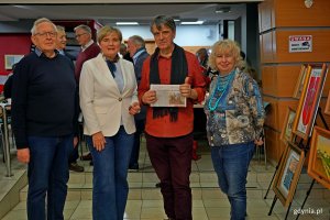 Od lewej: prof. Tadeusz Palmowski, radna miasta Teresa Bysewska, Wojciech Pasko-Porys &ndash; komisarz wystawy oraz artystka Barbara Paluchowska podczas prewernisażu wystawy &bdquo;100 obraz&oacute;w na 100-lecie Gdyni&rdquo; i spotkania wigilijnego w Gdyńskim Centrum Organizacji Pozarządowych