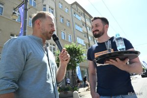 Podczas Kulinarnej Świętojańskiej nie zabrakło kluczowego punktu programu - Biegu Kelner&oacute;w. Na zdjęciu uczestnicy kategorii Profesjonaliści 