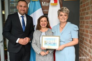 Na zdjęciu: Sandra Noriega Urizar, ambasador Gwatemali w Polsce (w środku), Liliana Poszumska, konsul honorowa i Tomasz Augustyniak, wiceprezydent Gdyni 