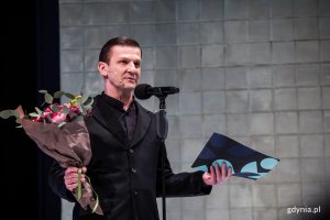 Piotr Michalski, aktor Teatru Miejskiego, z nagrodą z okazji Międzynarodowego Dnia Teatru // fot. Karol Stańczak