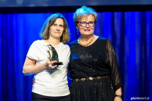 XXVII Gala Gdyńskiego Sportu w Teatrze Muzycznym w Gdyni. Nagroda dla Trenerki Roku 2025, z lewej radna Rady Miasta Gdyni Teresa Bysewska (fot. Gdyńskie Centrum Sportu)