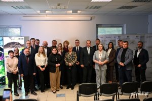 Eko Dolina podpisała umowę z wykonawcą największej inwestycji w historii sp&oacute;łki. Wsp&oacute;lne zdjęcie uczestnik&oacute;w konferencji. Widoczni m.in. Aleksandra Kosiorek, prezydent Gdyni, Ryszard Kalkowski, w&oacute;jt gminy Szemud, Eunika Niemc, w&oacute;jt gminy Kosakowo, Mateusz Richert, burmistrz Redy, Arkadiusz Kraszkiewicz, zastępca prezydenta Wejherowa. (fot. Łukasz Kamasz/gdynia.pl)