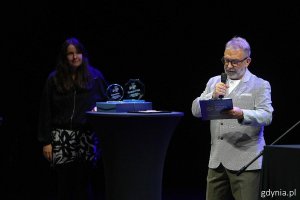 na zdjęciu Piotr Metz w szarej marynarce