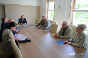 Od lewej: Ewa Mącik z Biura ds. Dzielnic UM Gdyni, prezes zarządu Wojciech Kodłubański i członkini zarządu ROD „Karpaty” Monika Rutecka, dyrektor zarządzający ds. kultury i aktywności mieszkańców Mariusz Bzdęga, prezes zarządu Marcin Michalik i wiceprezes zarządu ROD im. A. Domagalskiego Ewaryst Tawkin oraz prezes zarządu Jarosław Rum i skarbnik ROD „Słoneczny” Bożena Halkeos siedzący przy stole konferencyjnym