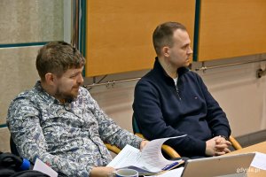 Od lewej: radni miasta Dominik Aziewicz i Norbert Anisowicz podczas 3. sesji Młodzieżowej Rady Miasta Gdyni 