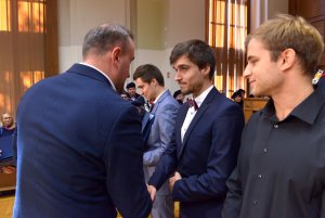 na zdjęciu uśmiechnięci ludzie