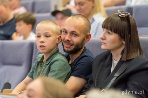 Rodzice z chłopcem na kolanach
