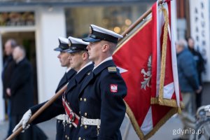 Poczet sztandarowy tworzony przez żołnierzy Marynarki Wojennej podczas Gdyńskiej Drogi Krzyżowej