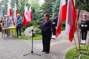 Przem&oacute;wienie wygłosiła prezydent Gdyni Aleksandra Kosiorek przed pomnikiem "W hołdzie zesłańcom Sybiru" w asysście honorowej