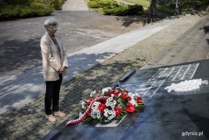 W samo południe przewodnicząca Rady Miasta Joanna Zielińska złożyła wieniec na cmentarzu im. Obrońców Wybrzeża/fot. Przemysław Kozłowski