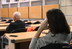 na zdjęciu ludzie siedzący na spotkaniu