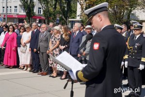 Uroczystości przy pomniku Polski Morskiej. Na zdj. m.in. prezydent Wojciech Szczurek, przewodnicząca Rady Miasta Gdyni Joanna Zielińska, radni – Elżbieta Raczyńska, Dorota Płotka i Zenon Roda, senator RP Sławomir Rybicki, poseł Marek Rutka i Dorota Arciszewska-Mielewczyk, prezes Polskich Linii Oceanicznych