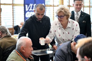 Radni Teresa Bysewska i Marcus da Silva podają gościom ciepłe napoje