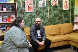 Kobieta i mężczyzna siedzą na kanapie