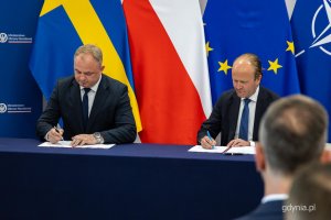 Polsko-szwedzkie rządowe konsultacje w Gdyni. Podpisanie um&oacute;w dotyczących programu Orka (fot. Kamil Złoch)