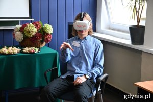 Alan, jeden z uczniów ZSChiE w Gdyni, demonstruje urządzenie dostępne w nowej strefie relaksu VR