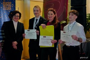 Wojciech Jagiełło z Zespołu Szk&oacute;ł Łączności w Krakowie i Marcin Łączak z Zespołu Szk&oacute;ł Zawodowych Nr 1 w Dębicy - laureaci olimpiady w kategorii &bdquo;Elektryka&rdquo; wraz z dyrektor ZSChiE w Gdyni Dorotą Kotwicką oraz Karoliną Lipińską ze sp&oacute;łki Energa Operator