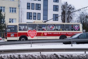 Zabytkowy, specjalny trolejbus WOŚP jadący Al. Zwycięstwa