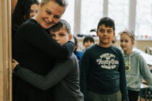 Nauczycielka przytula chłopca, ucznia z Ukrainy