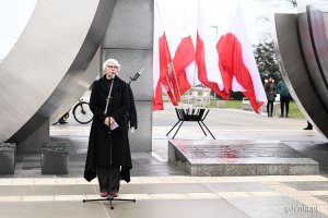 Joanna Zielińska - przewodnicząca Rady Miasta Gdyni przemawiająca podczas uroczystości z okazji 98. rocznicy nadania Gdyni praw miejskich, które odbyły się przed pomnikiem Polski Morskiej