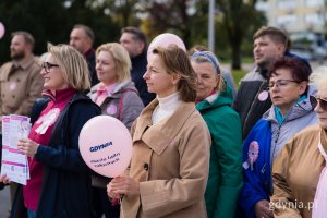Radne miasta Agnieszka Tokarska, Beata Zastawna i Larysa Kramin wraz z innymi uczestnikami podczas Marszu Różowej Wstążki 