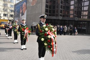 Złożenie kwiatów pod tablicą pamięci ofiar katastrofy smoleńskiej // fot. Lechosław Dzierżak