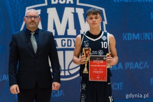 Nagrodzony zawodnik Arki Wojciech Mucha 