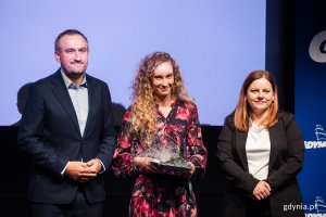 Maria Teleżyńska, laureatka Nagrody Prezydent Miasta Gdyni dla pracowników ochrony zdrowia, wraz z prezydent Gdyni Aleksandrą Kosiorek i wiceprezydentem Tomaszem Augustyniakiem 