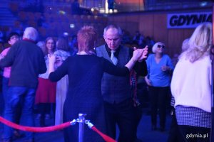 Hala Polsat Plus Arena Gdynia, niebieskie światło, tańczący seniorzy